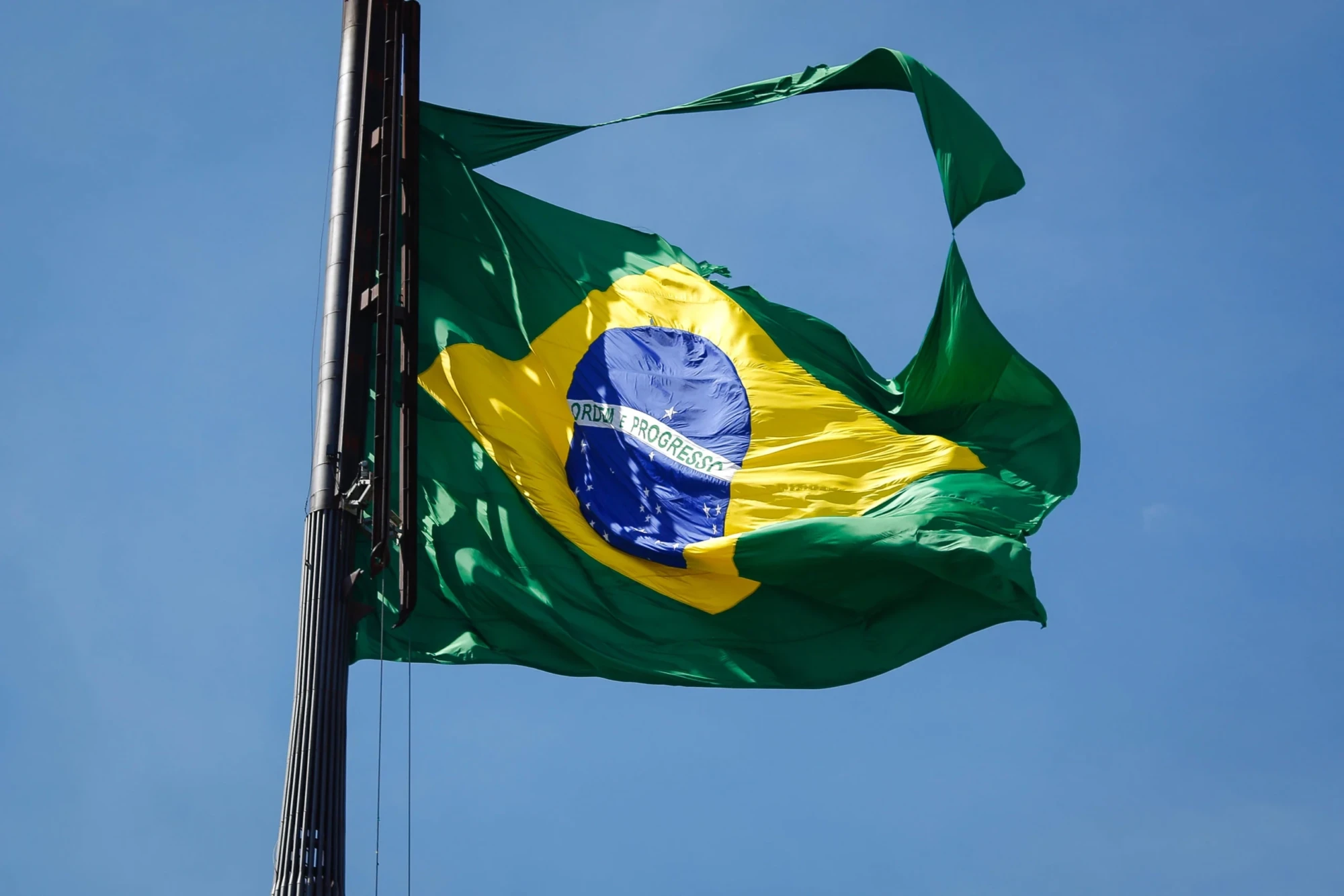 Bandeirao-BandeiraRasgada-BandeiraBrasielria-Mastro-PracaDos3Poderes-Rasagada-TrocaBandeira-125-scaled