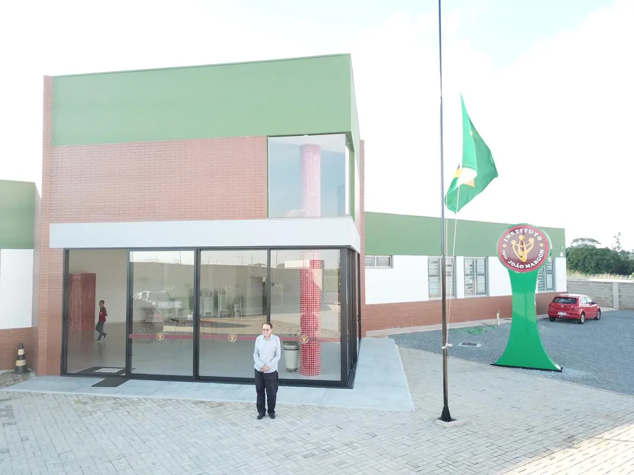haley-margon-enfrente-o-instituto
