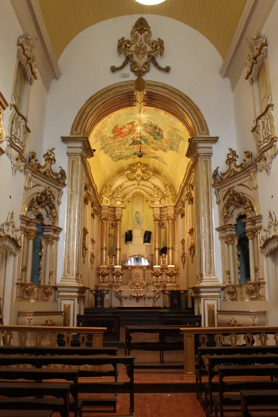 Igreja de Nossa Senhora da Boa Morte situada diante do Largo da Matriz, em Goiás