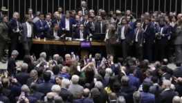 Bagunça na Câmara dos Deputados em agosto de 2025 d3e 1300 por 867