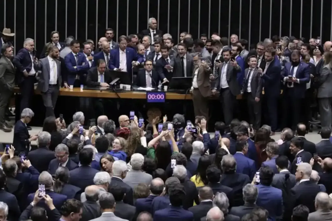 Bagunça na Câmara dos Deputados em agosto de 2025 d3e 1300 por 867