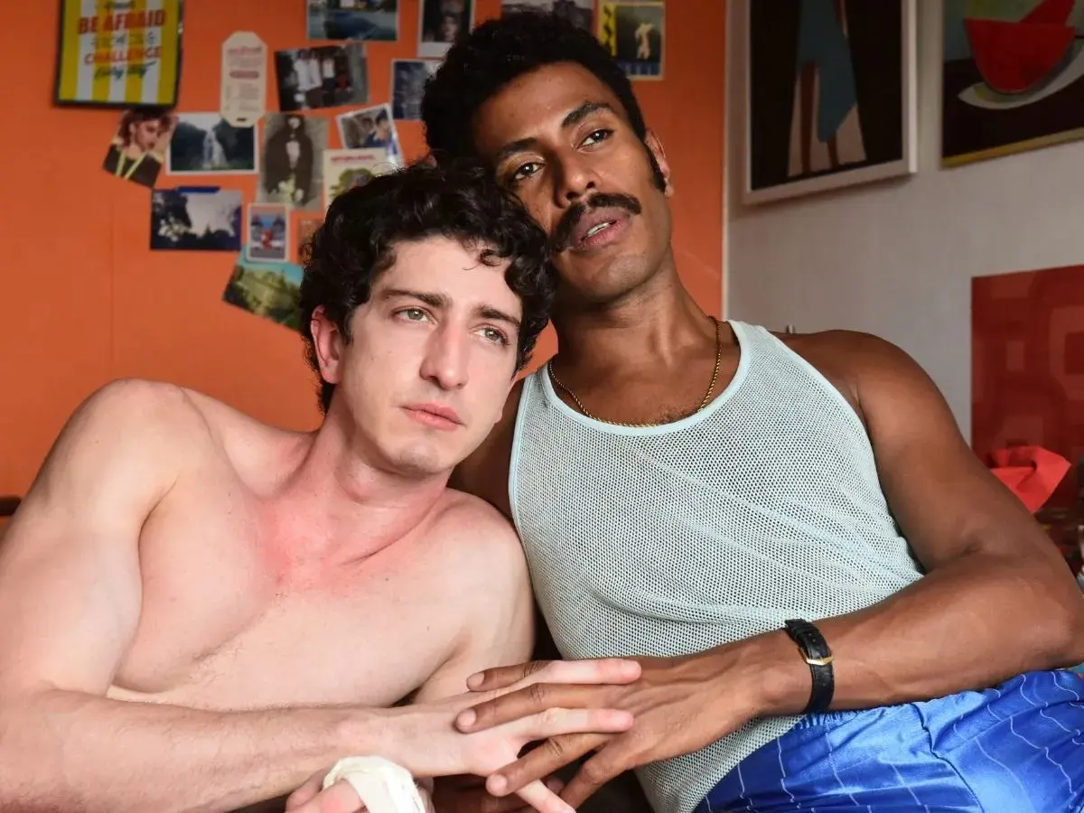 Johnny Massaro com Ícaro Silva | Foto: Reprodução / HBO