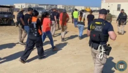A-policia-realiza-uma-grande-operacao-de-imigracao-no-canteiro-de-obras-de-uma-fabrica-de-baterias-da-Hyundai-na-Georgia