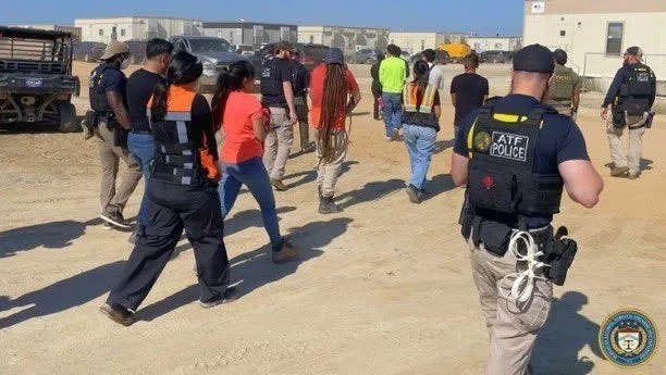 A-policia-realiza-uma-grande-operacao-de-imigracao-no-canteiro-de-obras-de-uma-fabrica-de-baterias-da-Hyundai-na-Georgia
