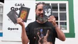 Marcilon Fonseca com três livros foto Divulgação 1290 por 798