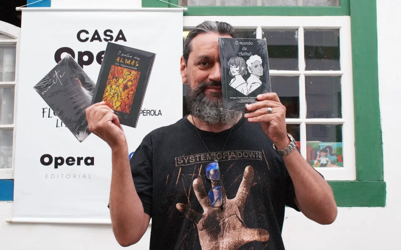 Marcilon Fonseca com três livros foto Divulgação 1290 por 798
