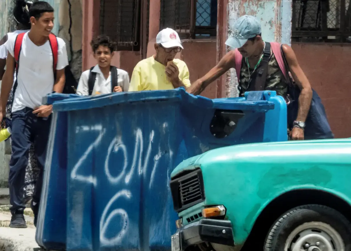 Cuba homem examina lixeira em Cuba Foto de Adalberto Roque AFP 1200 por 867