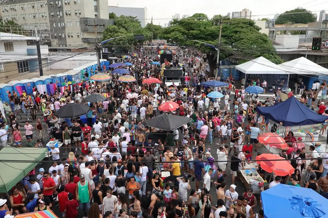 A 30ª Parada LGBT+ de Goiânia aconteceu neste domingo, 14 de setembro de 2025, com o tema “Famíl