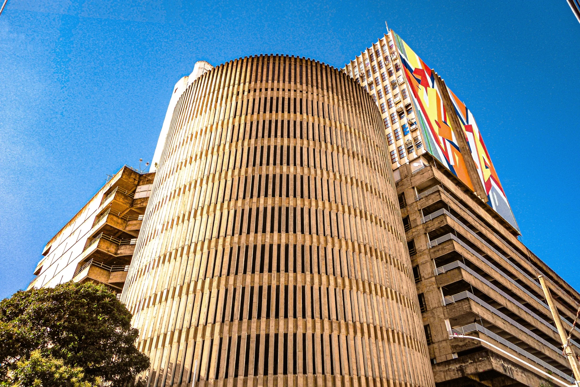 Parthenon Center: edifício mais icônico de Goiânia sofre com o abandono do centro da capital; sabia sobre as lendas urbanas