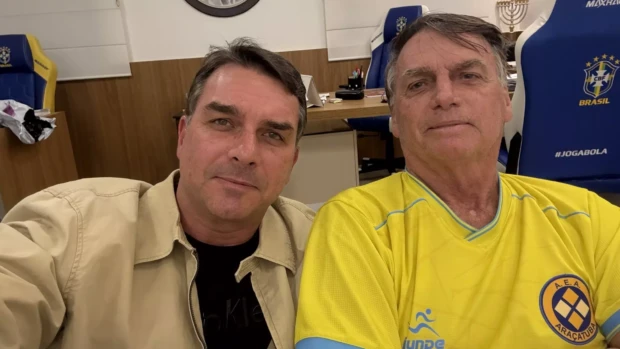 flavio-bolsonaro-e-jair-bolsonaro