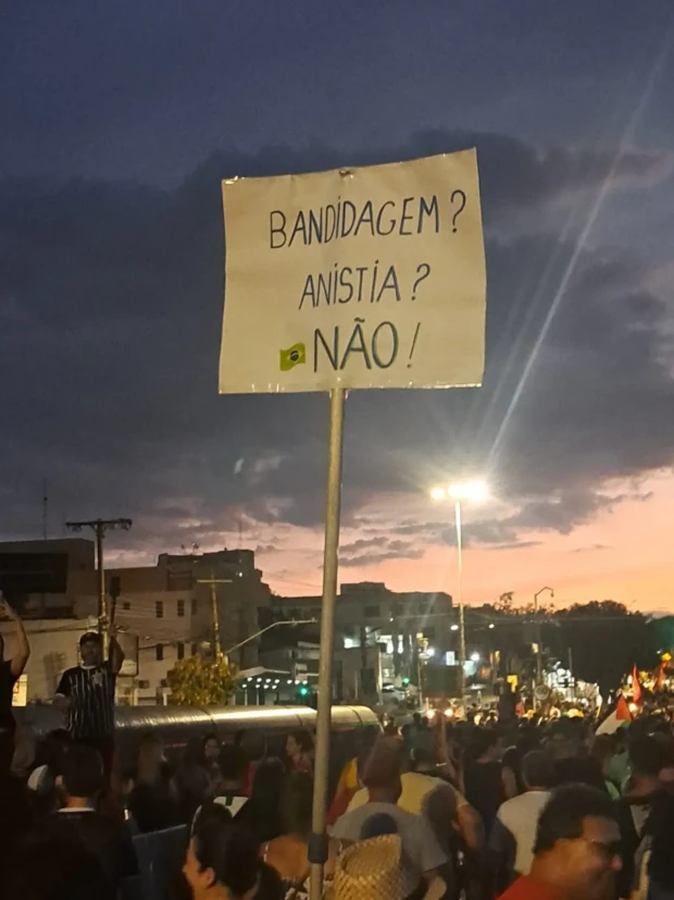 homem manco com cartaz 1