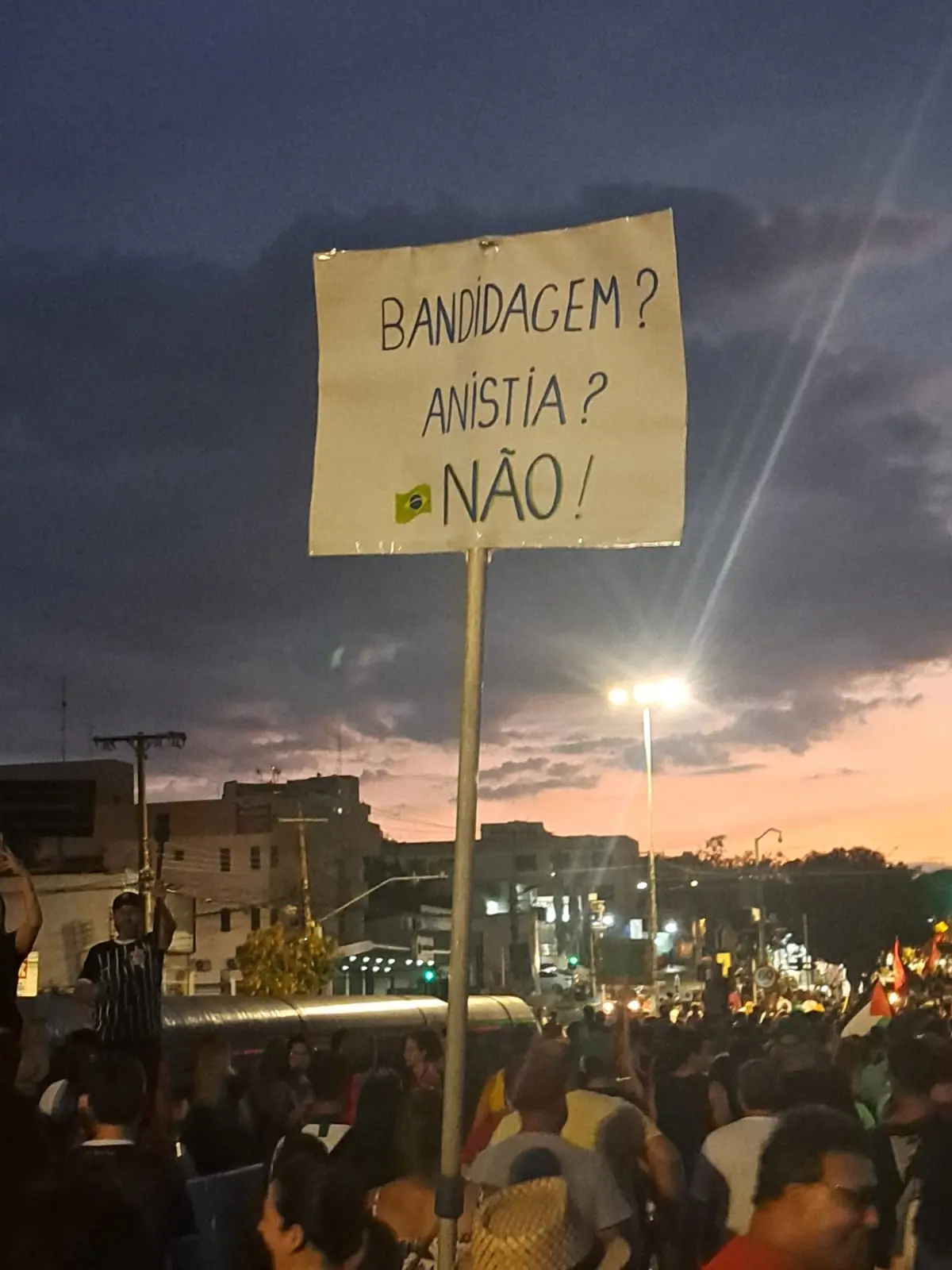 homem manco com cartaz 1