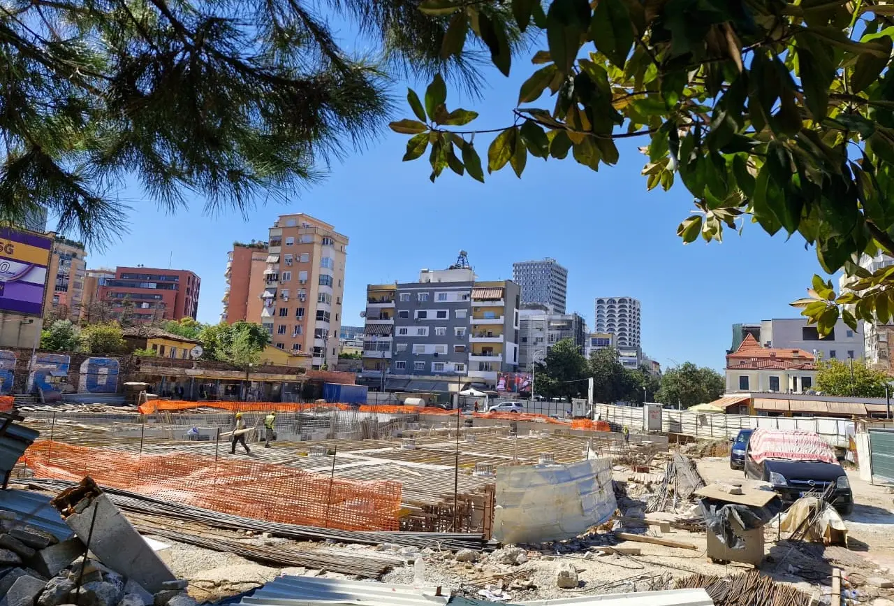 Tirana uma cidade em obras Foto de Marcio Fernandes 2025 de 867 por 1280