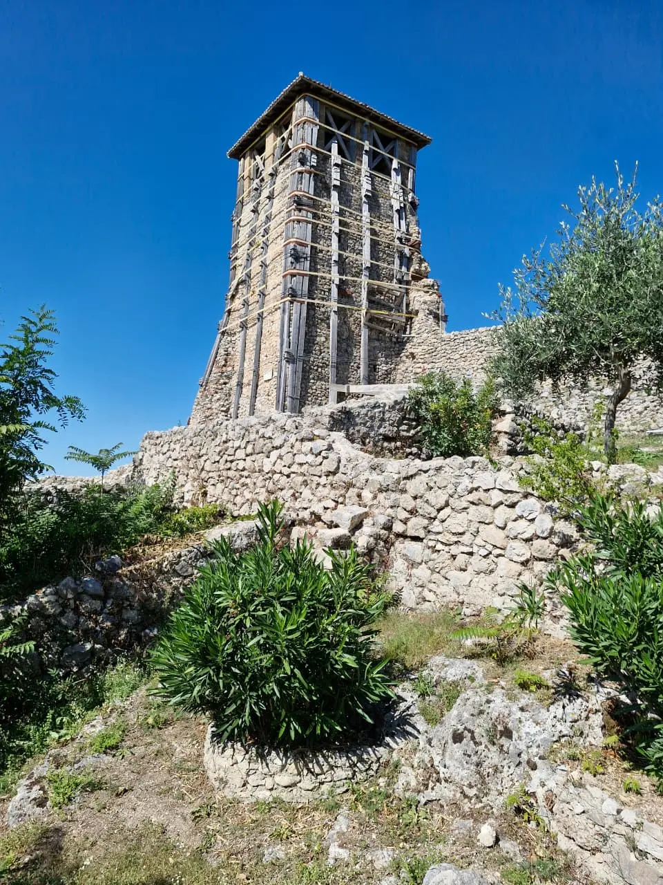 A torre de observação é o que sobre de antigo castelo Foto Marcio Fernandes 2025