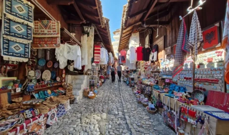 Bazar de Kruja onde encontram muitos tapetes industriais Foto de Marcio Fernandes 2025 867 ok2