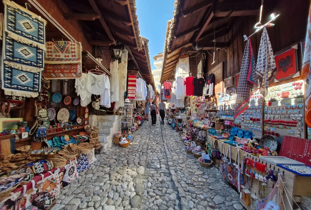 Bazar de Kruja onde encontram muitos tapetes industriais Foto de Marcio Fernandes 2025 867 ok2