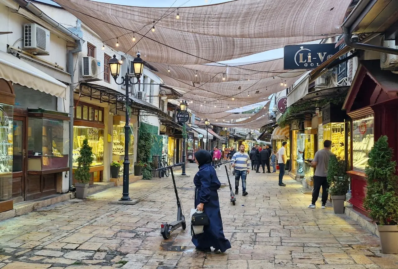 Rua de Escópia capital da Macedônia do Norte foto de Marcio Fernandes 2025 867