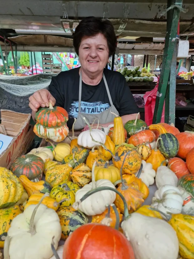 Sorriso aberto da vendedora de abóboras ornamentais foto Marcio Fernandes 2025