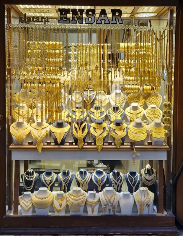 Uma das dezenas de joalheiras do Antigo Bazar Foto Marcio Fernandes 2025