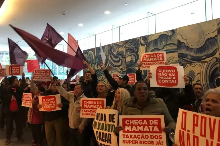 protesto-taxacao-super-ricos-768x512