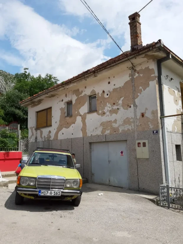 Casa na Bósnia Herzegovina com as marcas dos conflitos