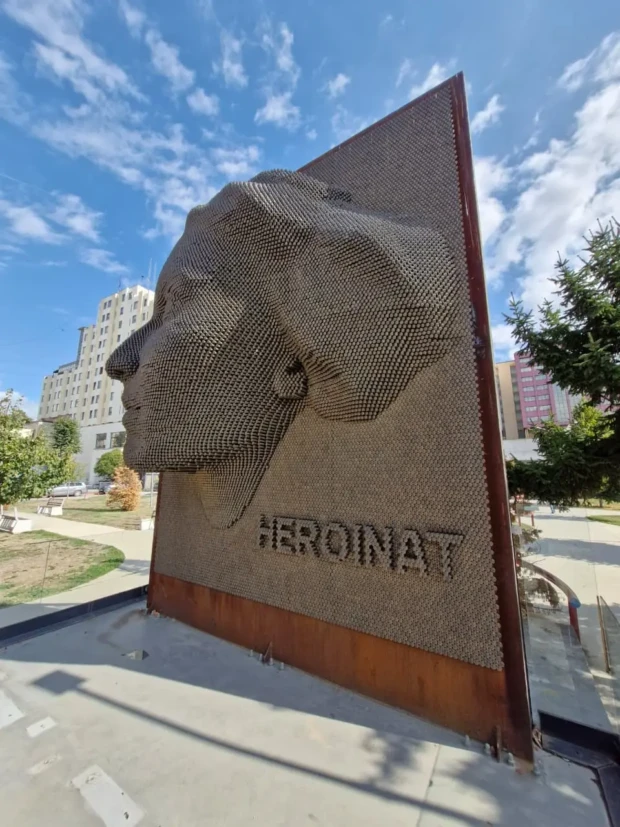 Monumento em honra das 20 mil mulheres estupradas no Kosovo Foto Marcio Fernandes 2025