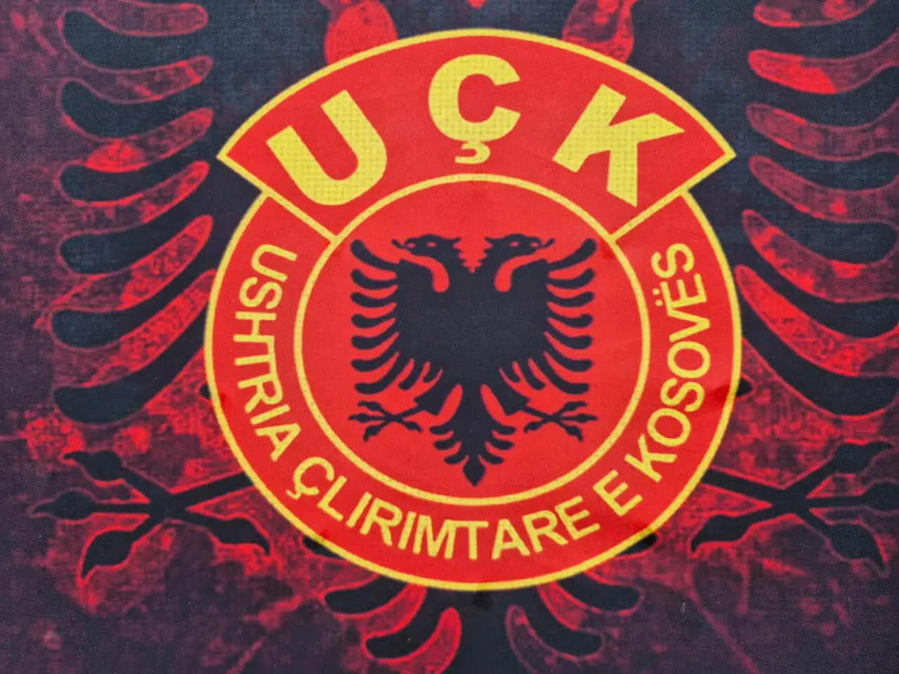 Logomarca das forças armadas kosovares Foto de Marcio Fernandes 2025