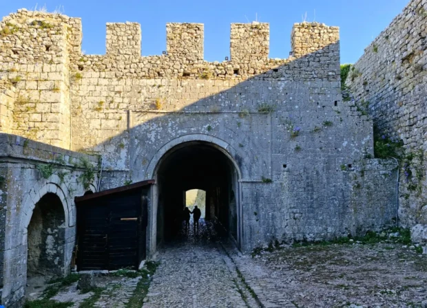Muralha no castelo no fim de tarde Foto Marcio Fernandes 2025
