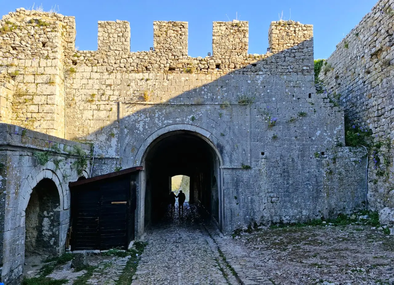 Muralha no castelo no fim de tarde Foto Marcio Fernandes 2025