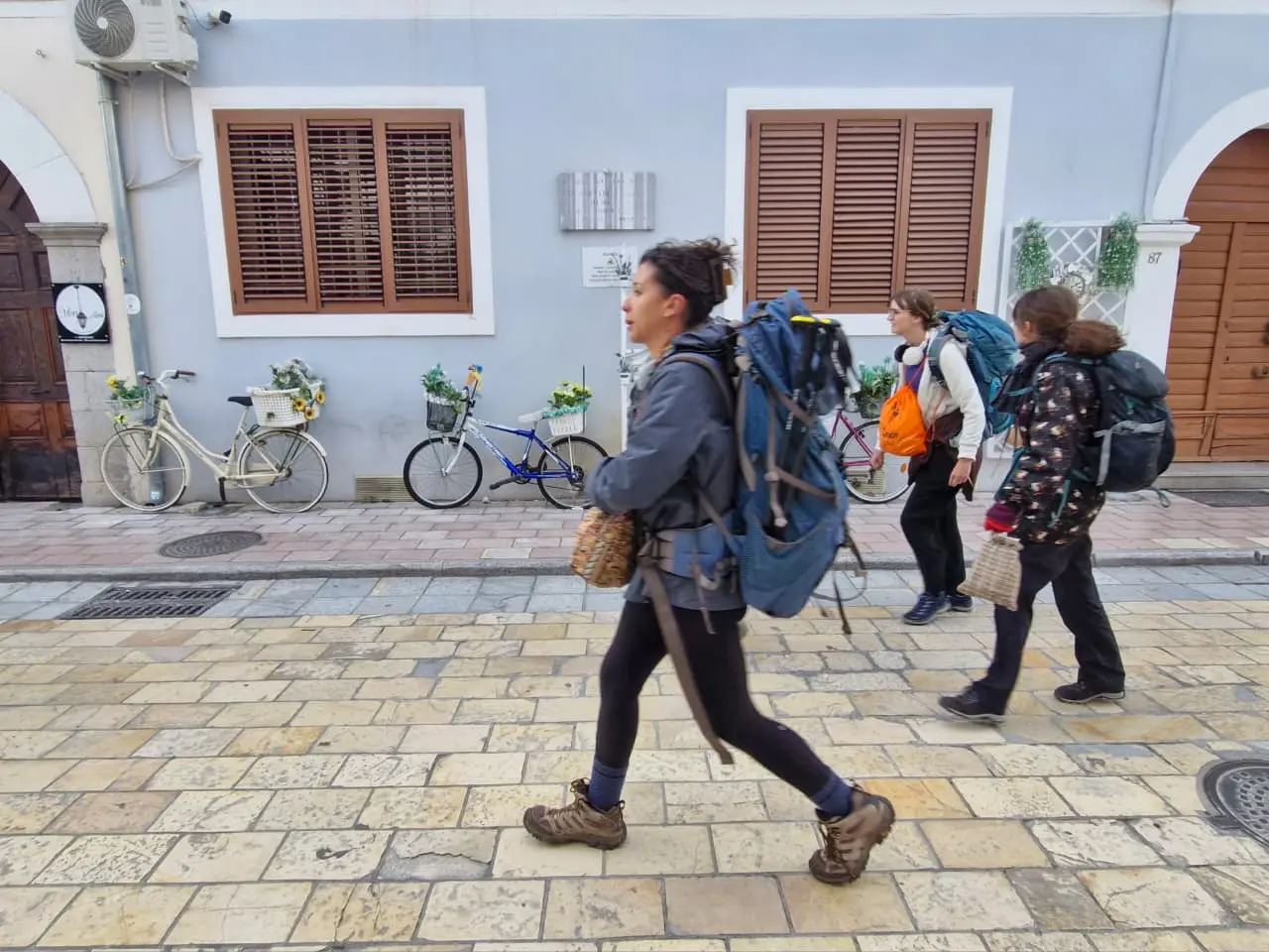 Shkodra tem ambiente hippie e é repleta de mocheiros