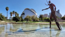 Cidade das Ciências e das Artes em dia de muito sol Foto Marcio Fernandes 2025 de 1280 por 1300