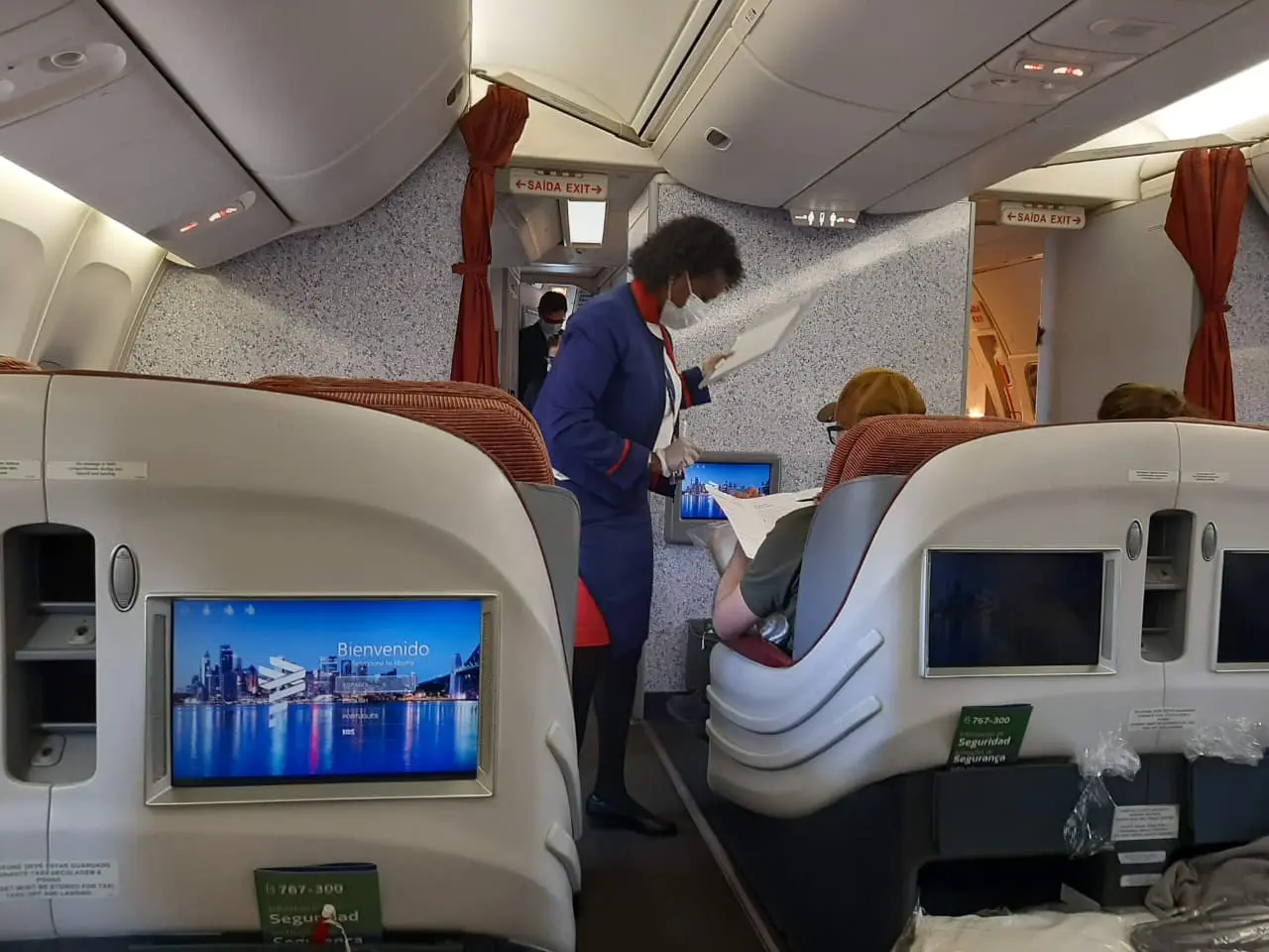 Aeromoça anotando o pedido de régio almoço nas nuvens Foto Marcio Fernandes 2021