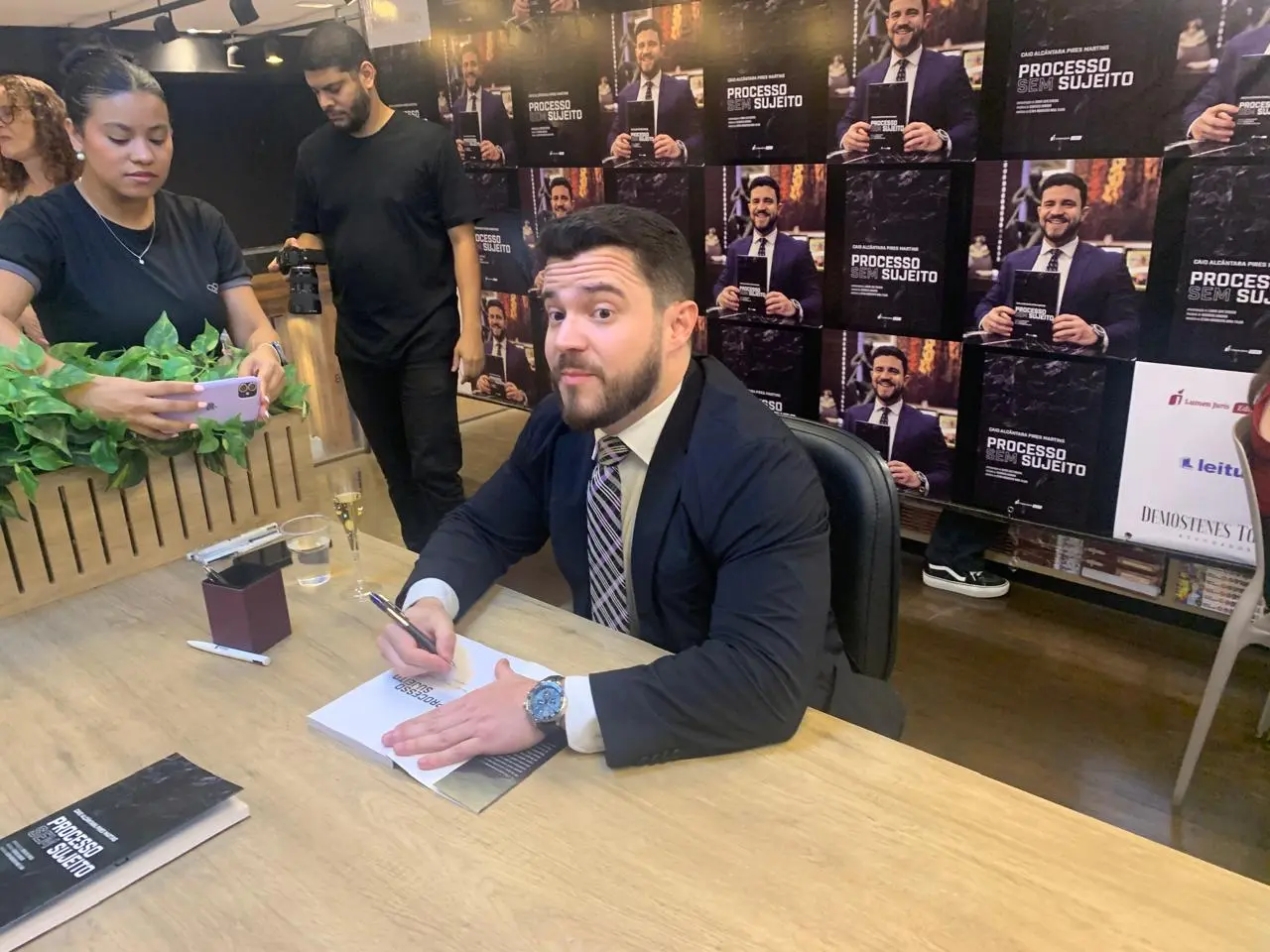 Caio Alcântara autografa livro em outubro de 2025