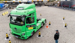 caminhão na pista da GDC