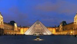 Paris Louvre-Bannenhaff-mat-Pyramid--w