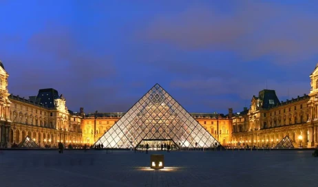 Paris Louvre-Bannenhaff-mat-Pyramid--w