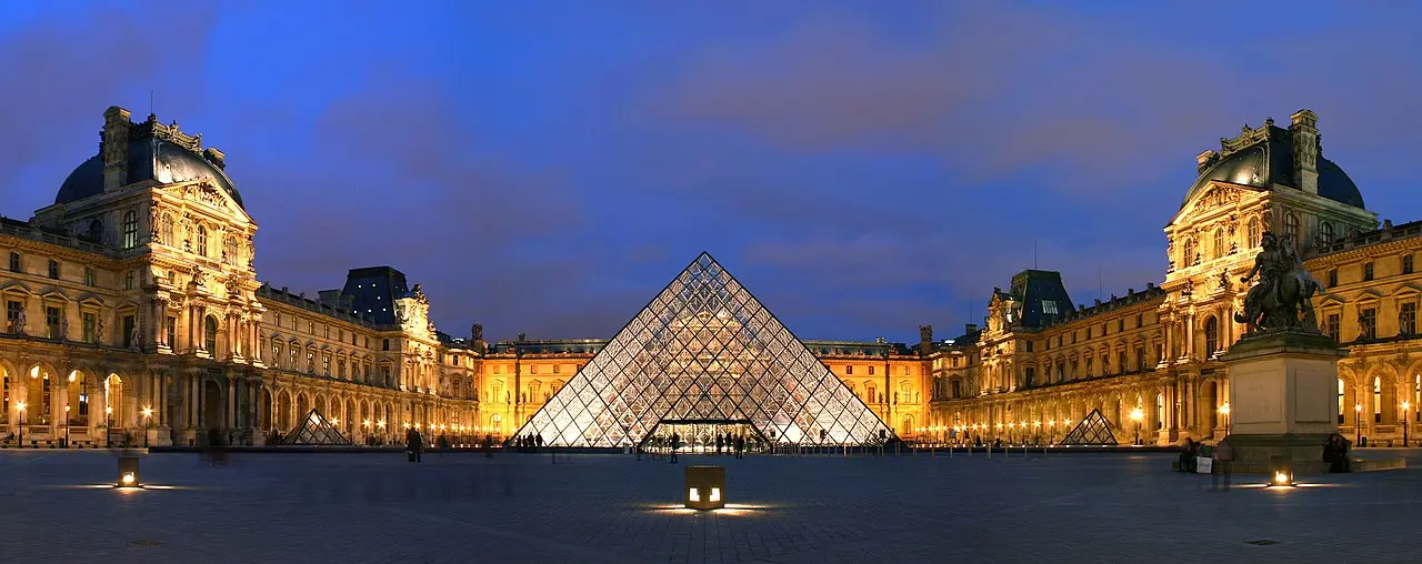 Paris Louvre-Bannenhaff-mat-Pyramid--w