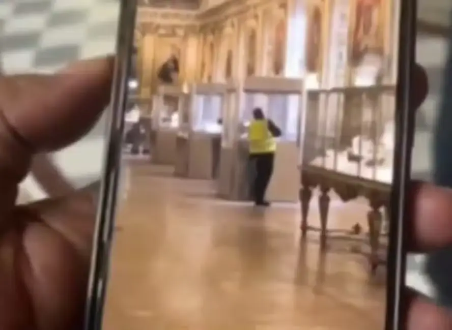 Assalto ao Museu do Louvre 1