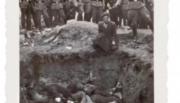 Nazista Jakobus Onne se prepara para atirar em Judeu na Ucrânia em 1941 oj1