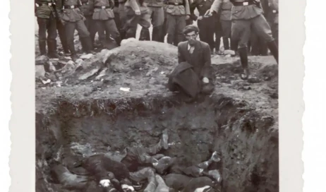 Nazista Jakobus Onne se prepara para atirar em Judeu na Ucrânia em 1941 oj1