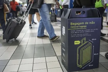 Empresas-anunciam-taxa-por-mala-de-mao-em-avioes0027750200202510071212-7