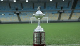 taca-da-copa-libertadores-no-gramado-do-estadio-do-maracana-1611582413272_v2_4x3