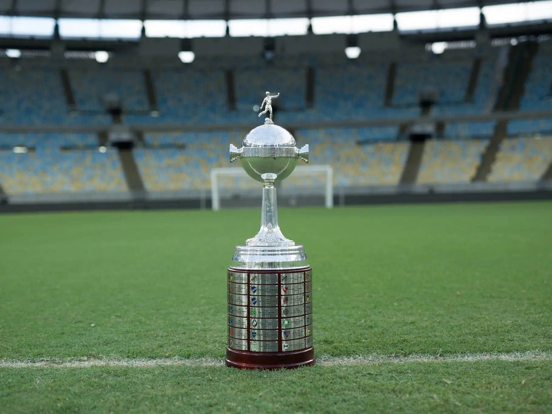 taca-da-copa-libertadores-no-gramado-do-estadio-do-maracana-1611582413272_v2_4x3