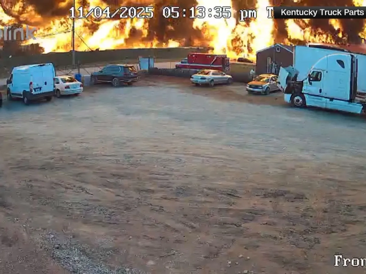 Aviao-cai-e-explode-no-Kentucky-nos-Estados-Unidos-e1762340309380