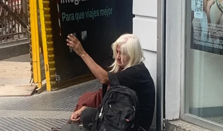 Mulher em situação de rua na Avenida Corrientes de Buenos Aires foto de Euler de França Belém 2025