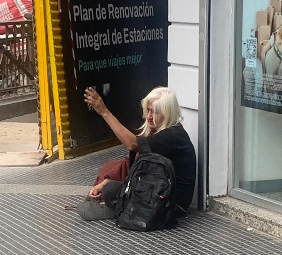 Mulher em situação de rua na Avenida Corrientes de Buenos Aires foto de Euler de França Belém 2025