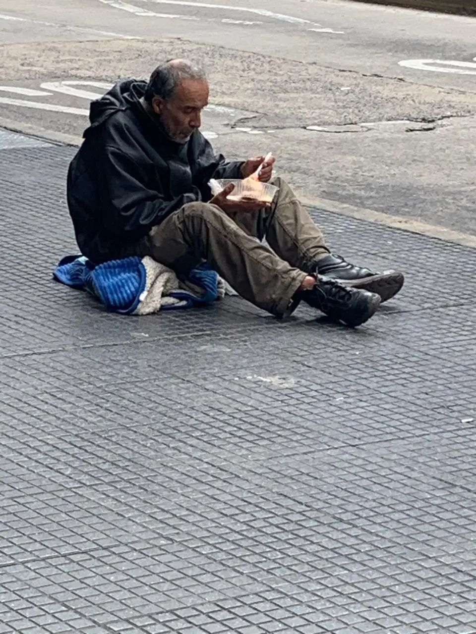 Homem em situação de rua come frango foto Euler de França Belém 2025