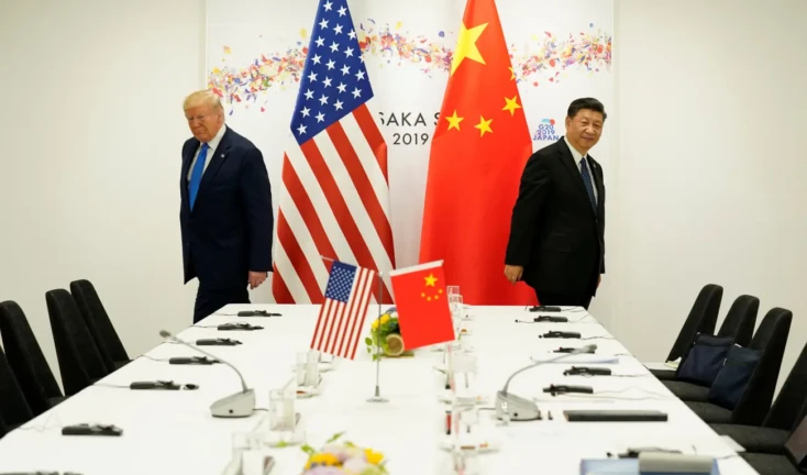Donald Trump e Xi Jinping de costas um para o outro 1300 por 866