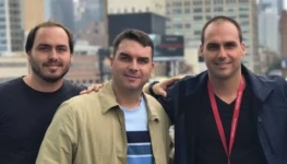 Os-irmaos-Carlos-Flavio-e-Eduardo-Bolsonaro-filhos-do-presidente-da-RepublicaReproducao