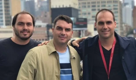 Os-irmaos-Carlos-Flavio-e-Eduardo-Bolsonaro-filhos-do-presidente-da-RepublicaReproducao